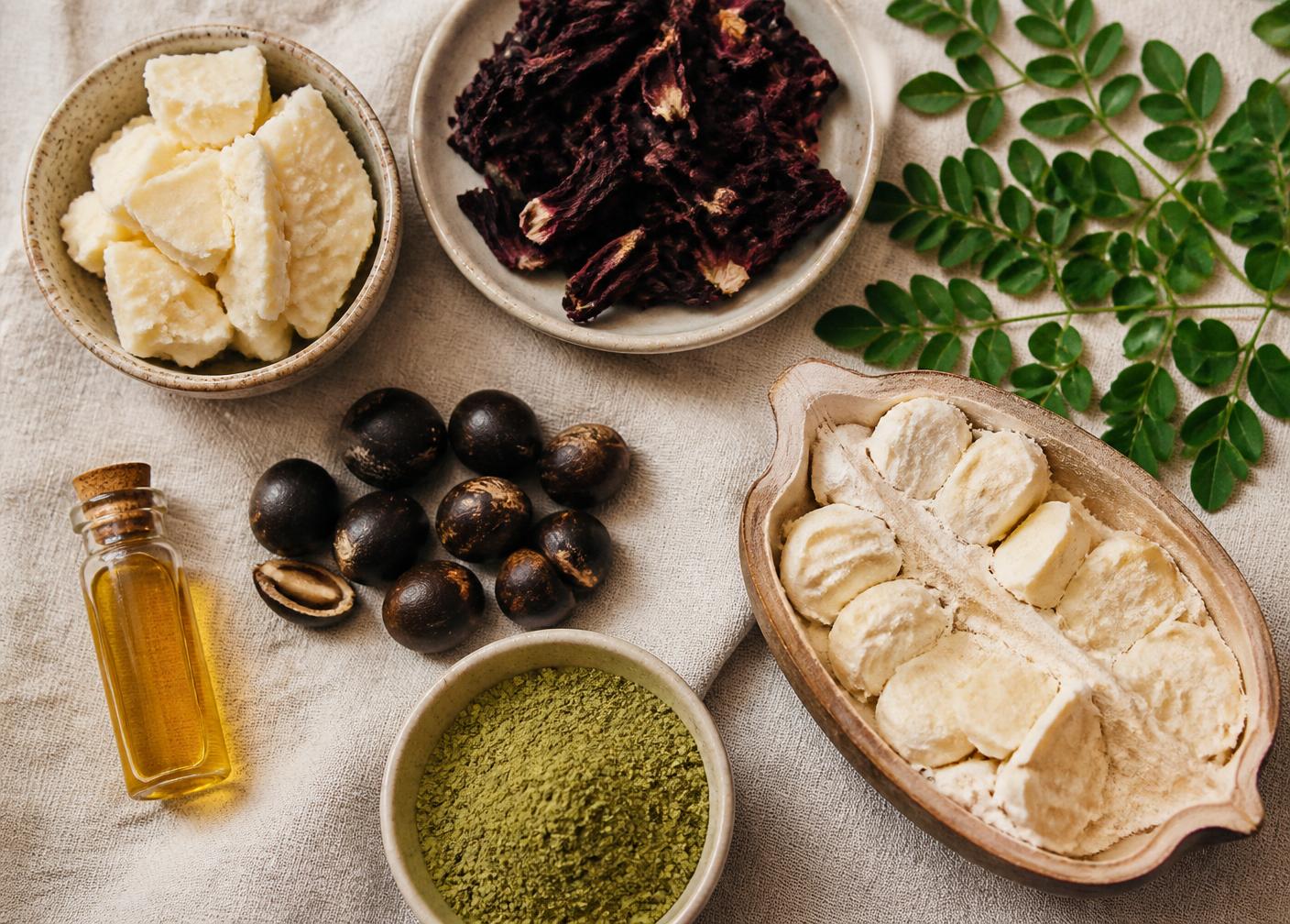 Ingrédients bruts : karité, hibiscus, moringa